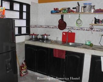 Roaming Sudamerica Hostel Esta Ubicada A Media Cuadra De La Playa De Taganga. - Taganga - Κουζίνα