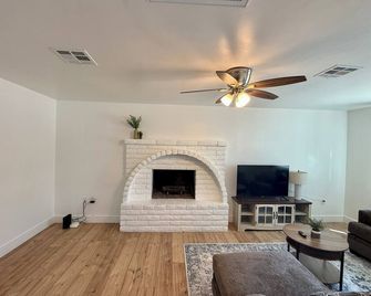 Your Home Base in Safford Comfort + Convenience - Safford - Living room