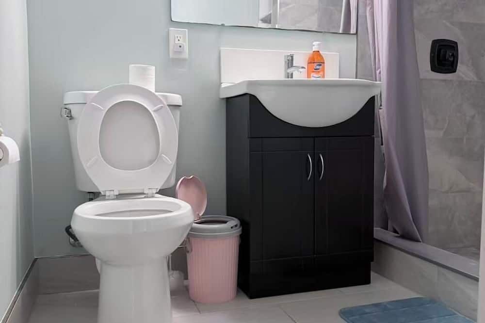 Ideal Bachelor Suite For Couples in Aurora - Aurora