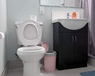 Ideal Bachelor Suite For Couples in Aurora - Aurora
