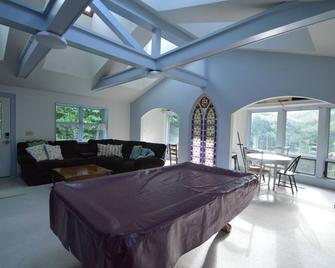 Over 200 acres, pet-friendly, Satellite WiFi, DirecTV, & pool table. - Creola