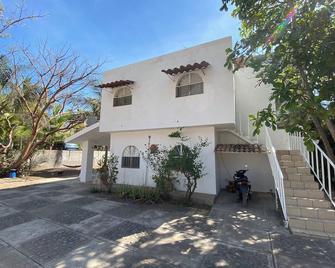 Nice 4-bedroom house for 18 with WiFi and AC in beautiful Los Ayala near beach - Los Ayala - Building