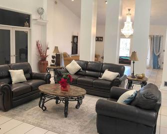 Private Yard Pet-Friendly Home in Dover - Dover - Sala de estar