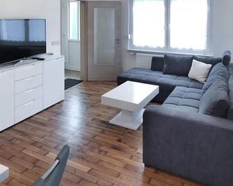 2 Bedroom Pet Friendly Home In Prenzlau - Prenzlau - Living room
