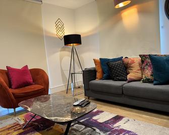 Stunning 2 Bed Apartment With Parking - London - Living room