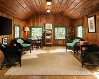 Terrace Room | The Pridwin Hotel and Cottages - Shelter Island - Huiskamer