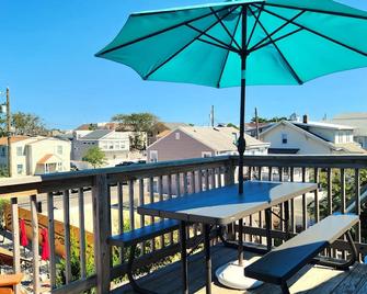 Oceanside Getaway: Affordable 3 Bedroom, Top Floor Apartment With Pickleball Fun - Spray Beach - Balcón