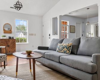 Gritz Carlton: Beautiful Home 5 min to Shem Creek - Mount Pleasant - Living room