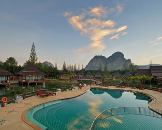 Poonsiri Resort Aonang-Sha Extra Plus - Krabi - Piscina