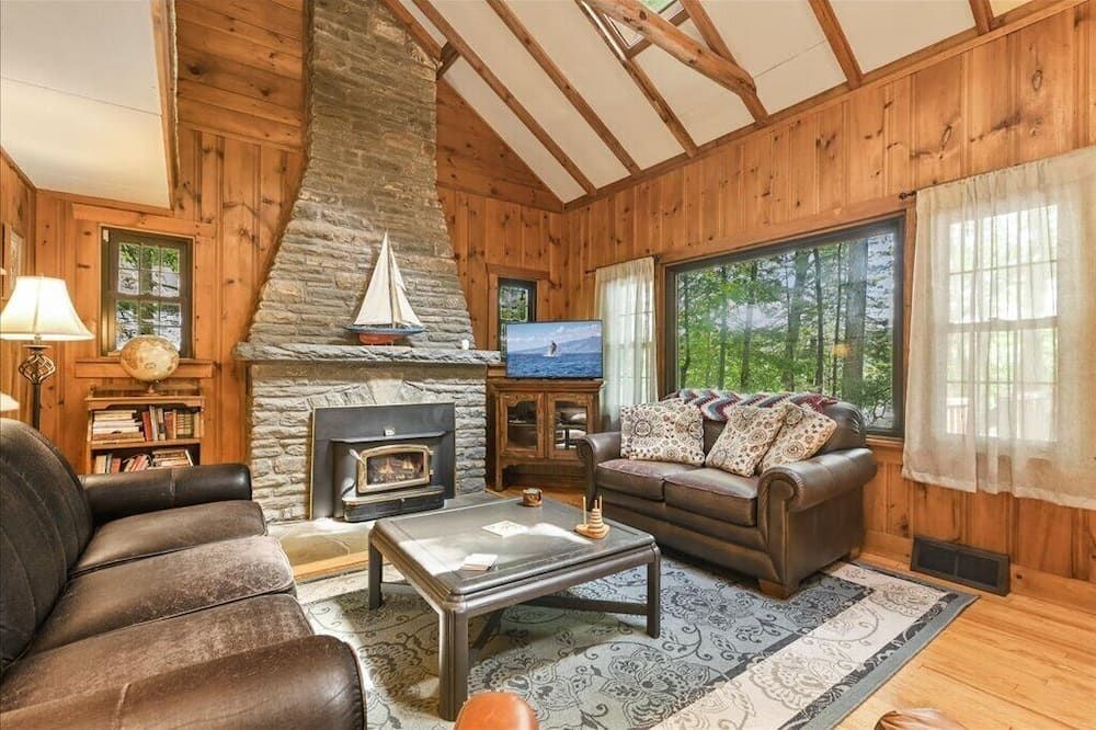 Sunny Point Lake Wallenpaupack Lakefront with private dock - 4 bedroom sleeps 9
