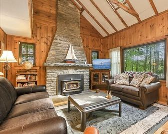 Sunny Point Lake Wallenpaupack Lakefront with private dock - 4 bedroom sleeps 9 - Lakeville - Living room