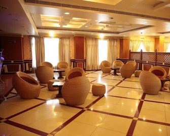 Joys Palace - Thrissur - Sala de estar
