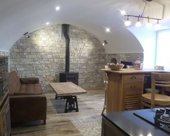Private apartment classified 3 in 17th century house - Vénéjan - Sala de estar