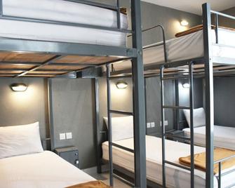 Kuta Beach Hostel - Kuta - Bedroom