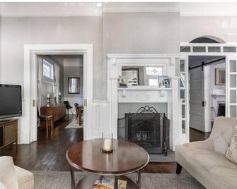 Classic/Modern Downtown Home - Valdosta