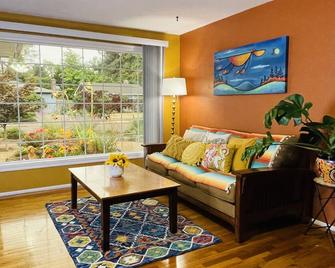Colorful 50's Ranch in the Heart of Eugene - Eugene - Oturma odası