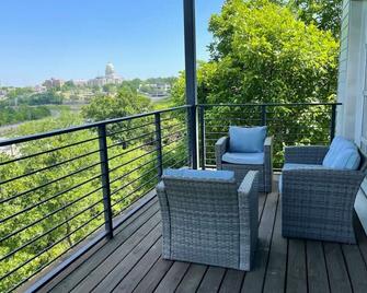 Unbeatable Views: Stylish Oasis - Little Rock - Balcony