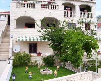 Apartments Fani - Bol - Edificio