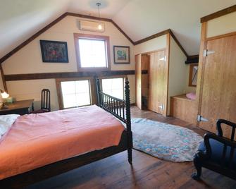 Barn Apt on Tranquil Historic Farm--Amazing Views - Reisterstown - Bedroom