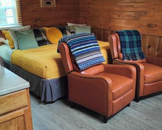 Pet Friendly Log Cabin with Firepit near Green River Lake in Columbia, Kentucky - Columbia - Living room