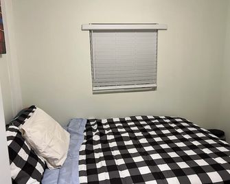 Charming 1-bedroom/ kitchen n a house in beautiful Toronto with WiFi, AC, Female - Toronto - Bedroom