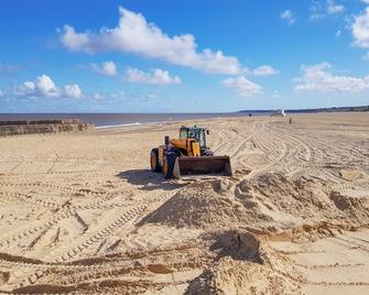 Sea Breeze is a delightful large family house a short stroll to the beach. - Gorleston-on-Sea - Beach