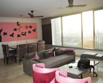 Premium Pool View in Esquire - Oberoi Garden City - Mumbai - Wohnzimmer