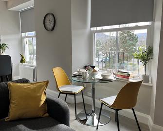 Aurora House Luxury Seafront One Bedroom Apartment - Warrenpoint - Dining room