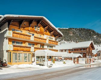 Hotel Kruezli - Tujetsch - Gebäude