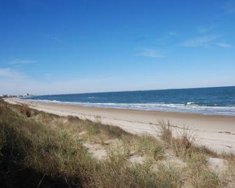 Rustic Rooftop Delight - Bay Front 2 Bedroom Apts by RedAwning - Norfolk