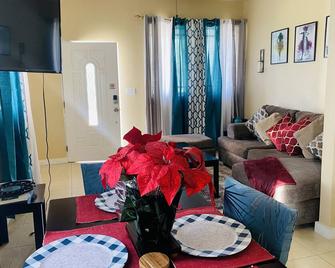 Only 3 minutes from the historic Ocean Hole! Perfect 2 bedroom getaway! - Rock Sound - Sufragerie