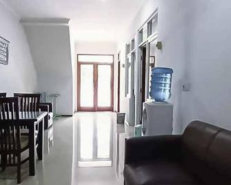 Aimer Guest House Syariah Mitra RedDoorz - Cilegon - Huiskamer