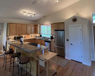 Spacious 3B/2BA house w/ fenced yard+mountain view - Hailey - Cocina