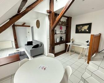 Cosy apartment, close to all amenities yet in a quiet location - Bavans - Comedor
