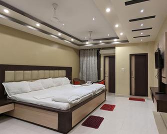 Hotel Binapani Deluxe 1 - Tarapith - Bedroom