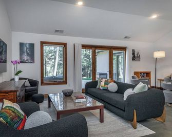 Tranquil Home 10 mins from Mohawk Mountain: Skiing, hiking, nature! - Litchfield - Living room