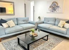 Bundys Best! Modern Luxury in the heart of town - Bundaberg - Living room