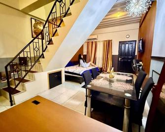 Axon Cozy Modern House G Near The Walking Street - Angeles City - Comedor