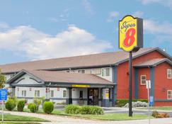 Super 8 by Wyndham Willows - Willows - Gebouw