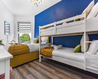 Stylish and Family Friendly 3 Bedroom Apartment - London - Bedroom