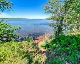 Great lakeside home for outdoor fun by Devil Track Lake near Grand Marais, MN. - Grand Marais - Outdoor view