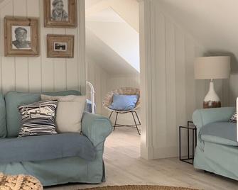 Sea Views, Sauna, Jacuzzi Bath, Decking, Bbq, Summer House, Perfect! - Forres - Вітальня