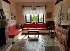 Villa Petri - A Beautiful Traditional House With A Breath-Taking View! - Petra - Living room