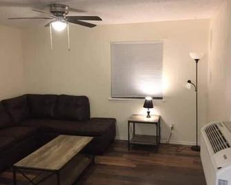 Two-bed one-bath downstairs close to Fort Sill! - Lawton - Living room