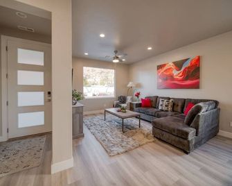 Majestic Zion, So Zion 4Bed 3Bath, Hot Tub, Deck, Fire Pit - Hildale - Sala de estar