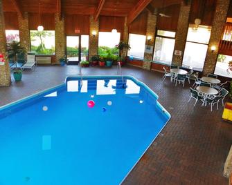 Royalton Inn & Suites - Upper Sandusky - Pool