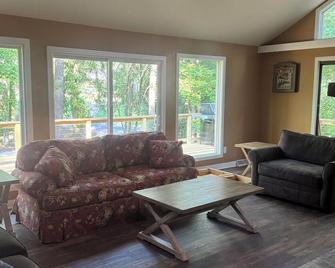 Treehouse Now Available! a 5-Bedroom, 2 Driveways, 1.2 Acres. 807 Brunson Drive - Albemarle - Living room