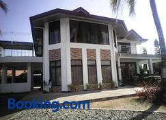 Gazebo Pools and Restaurant - Butuan City - Gebouw