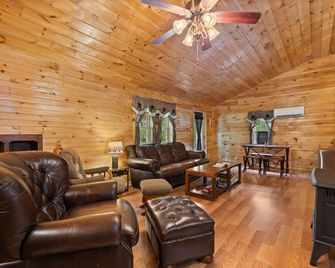 Serene Retreat, Private Setting, Near Muir Valley Climbing & Redpoint Bbq - Rogers - Living room