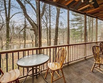 Serene Dog-friendly Riverfront Cabin with Kayaks in Pine City - Perfect Getaway - Pine City - Balcony